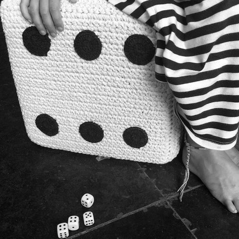 Luna-Leena pouffe dobbelsteen - gebroken wit en zwart - katoen - foam - hand gehaakt in Nepal