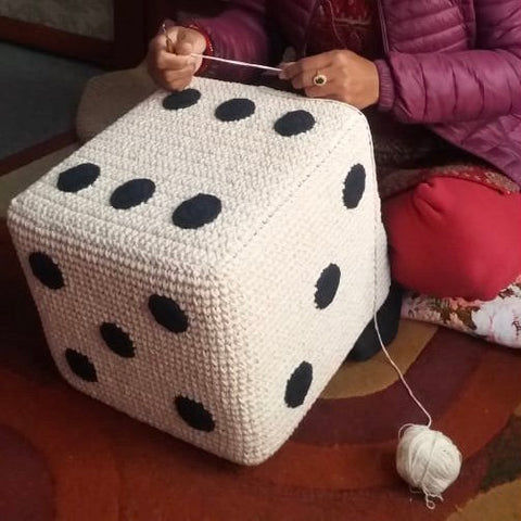 Luna-Leena pouffe dobbelsteen - gebroken wit en zwart - katoen - foam - hand gehaakt in Nepal