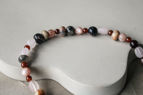 'Valerie' Edelsteen Ketting met Rozenkwarts en Hessoniet