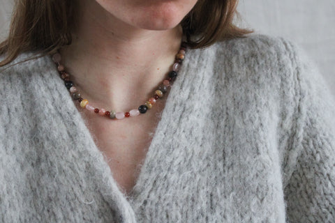 'Valerie' Edelsteen Ketting met Rozenkwarts en Hessoniet