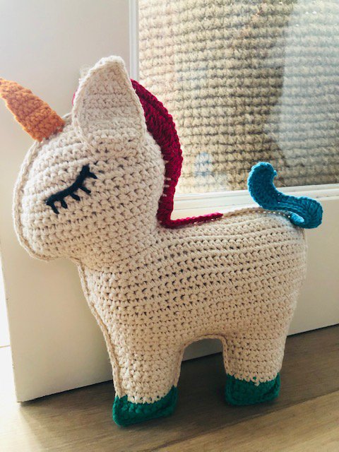 Luna-Leena eenhoorn - gebroken wit met kleur - biologisch katoen - hand gehaakt in Nepal