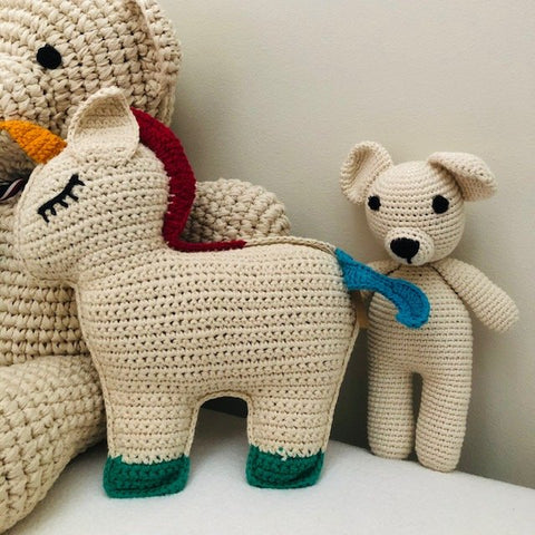 Luna-Leena eenhoorn - gebroken wit met kleur - biologisch katoen - hand gehaakt in Nepal