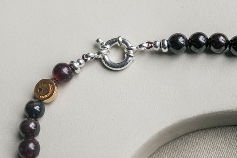 Granaat edelsteen ketting met zilveren sluiting