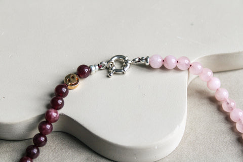 'Mabel' Rozenkwarts en Granaat Ketting