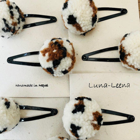 Luna-Leena haar clips pom pom leopard  wol - handgemaakt in Nepal