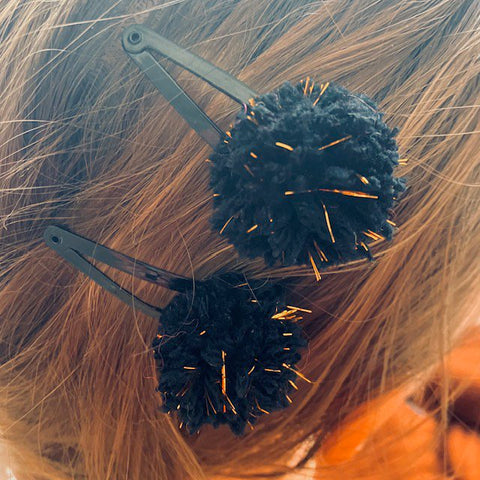 Luna-Leena haar clips pom pom - black en gold flakes - wol - handgemaakt in Nepal