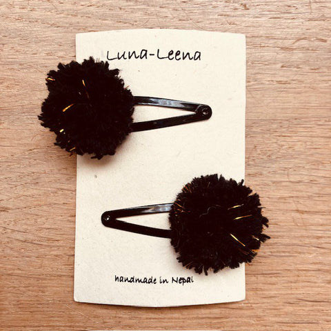 Luna-Leena haar clips pom pom - black en gold flakes - wol - handgemaakt in Nepal