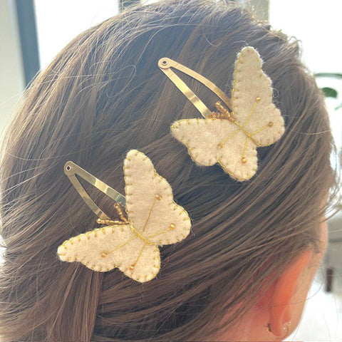 Luna-Leena haar clips vlinder - gebroken wit /goud -  vilt wol - handgemaakt in Nepal