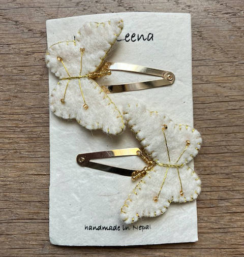 Luna-Leena haar clips vlinder - gebroken wit /goud -  vilt wol - handgemaakt in Nepal