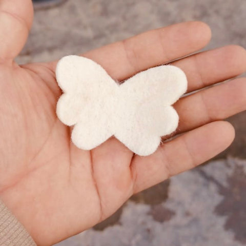 Luna-Leena haar clips vlinder - gebroken wit /goud -  vilt wol - handgemaakt in Nepal