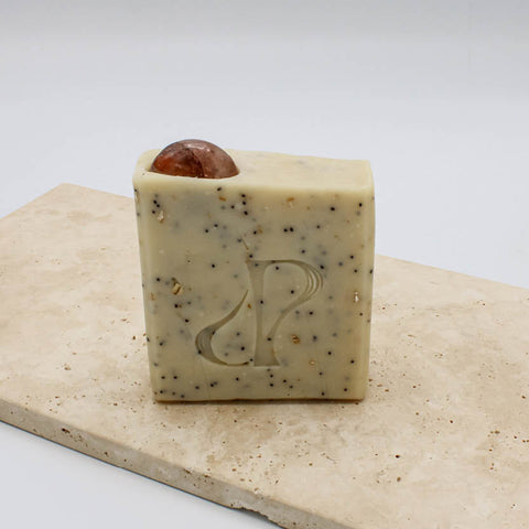 Handgemaakte lichaamszeep met natuurlijke ingrediënten voor een zachte huid.