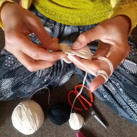 Luna-Leena hond Bella - gebroken wit  - biologisch katoen - hand gehaakt in Nepal