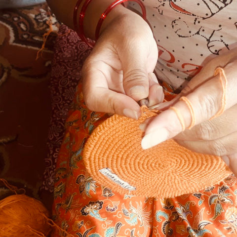 Luna-Leena krab knisperdoekje - oranje- biologisch katoen - hand gehaakt in Nepal