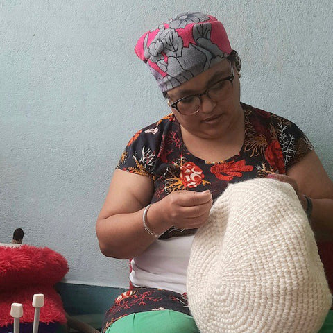 Luna-Leena kinder kruk - gebroken wit - wol -  hand gehaakt in Nepal