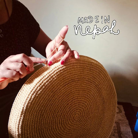 Luna-Leena ronde sierkussen - geel goud - lurex & bio katoen - foam - hand gehaakt in Nepal