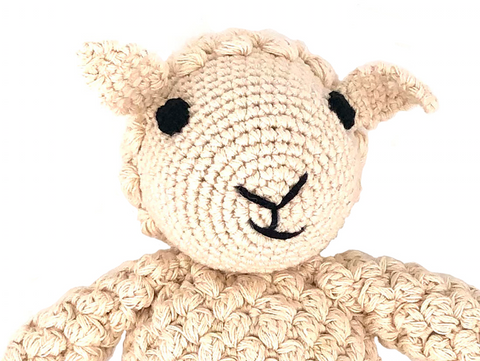 Luna-Leena lam Dolly -gebroken wit - biologisch katoen - handgehaakt in Nepal