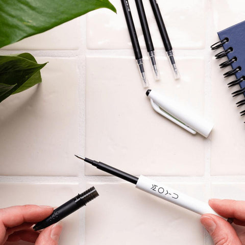 moyu erasable pen being refilled