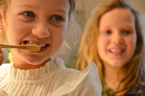 Self-care pakket - premium tandpasta milde munt + tandenborstel