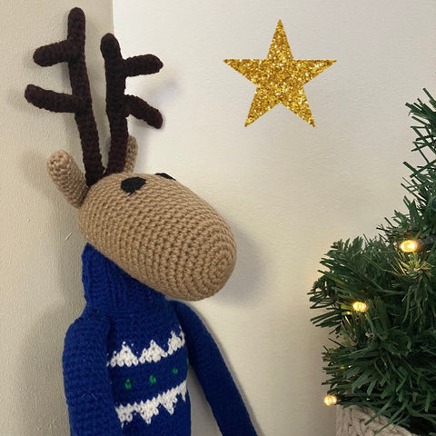 Luna-Leena rendier met kerstrui blauw - wol - hand gehaakt in Nepal