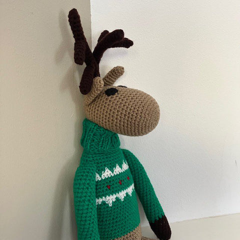 Luna-Leena rendier met kerstrui groen - wol - hand gehaakt in Nepal