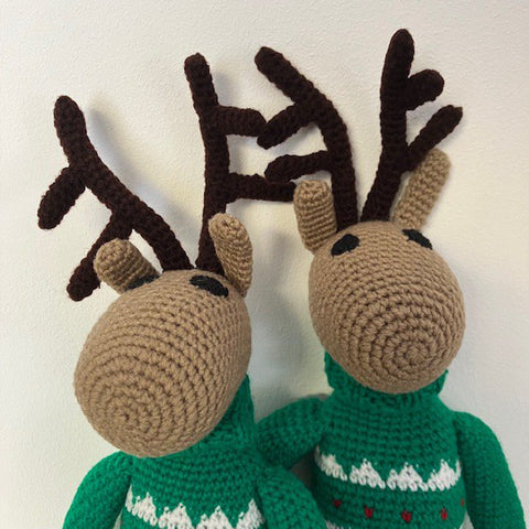 Luna-Leena rendier met kerstrui groen - wol - hand gehaakt in Nepal