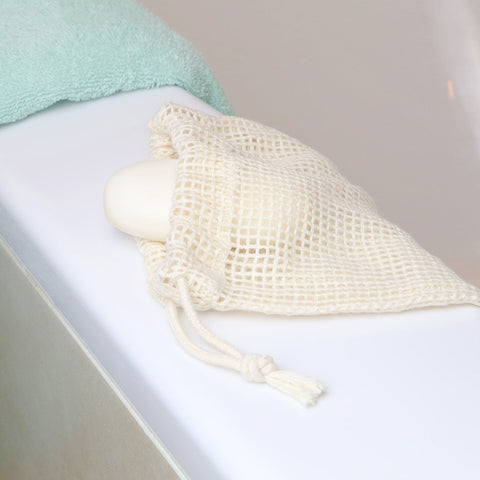 Small organic cotton mesh bag ideal for soap scraps, makeup pads, and socks – perfect for sustainable storage in the bath with a soap inside