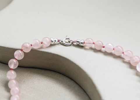 Rozenkwarts ketting 'Anne'