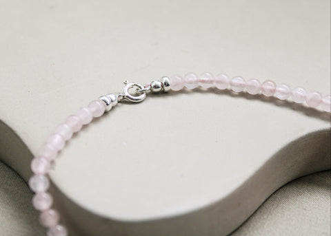 Rozenkwarts ketting 'Flore'