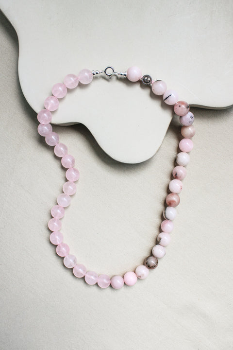 Rozenkwarts en sakura jaspis ketting 'Josie'
