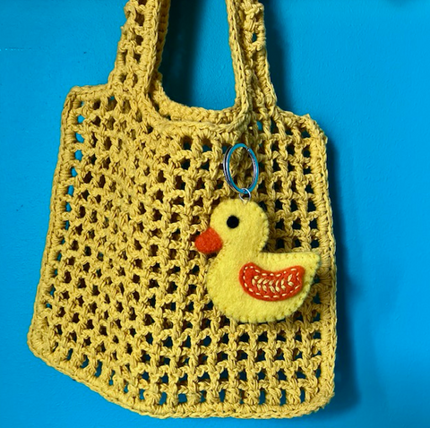 Luna-Leena eend sleutelhanger, tas hanger - geel - vilt wol - handgemaakt in Nepal