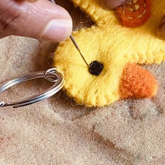 Luna-Leena eend sleutelhanger, tas hanger - geel - vilt wol - handgemaakt in Nepal