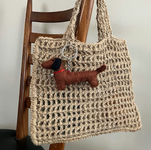 Luna-Leena teckel  sleutelhanger, tas hanger - bruin - vilt wol - handgemaakt in Nepal