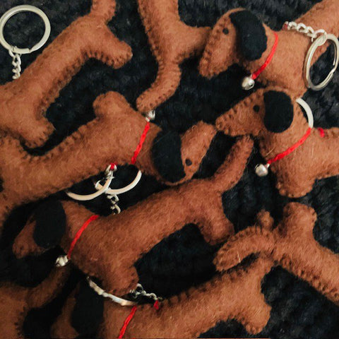 Luna-Leena teckel  sleutelhanger, tas hanger - bruin - vilt wol - handgemaakt in Nepal