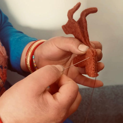 Luna-Leena teckel  sleutelhanger, tas hanger - bruin - vilt wol - handgemaakt in Nepal