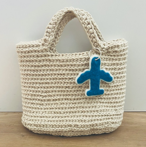 Luna-Leena vliegtuig sleutelhanger, tas hanger - blauw - vilt wol - handgemaakt in Nepal