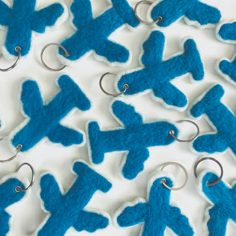 Luna-Leena vliegtuig sleutelhanger, tas hanger - blauw - vilt wol - handgemaakt in Nepal