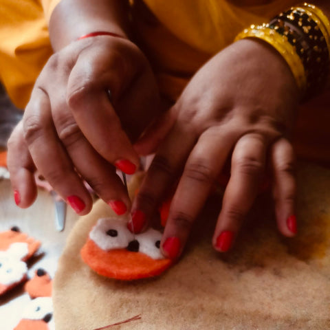 Luna-Leena vos sleutelhanger, tas hanger - oranje - vilt wol - handgemaakt in Nepal