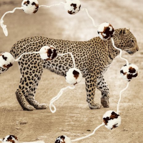 Luna-Leena slinger pom pom Leoapard - gebroken wit, bruin zwart - wol - hand gemaakt in Nepal