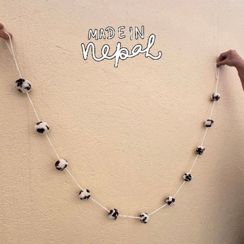 Luna-Leena slinger pom pom Leoapard - gebroken wit, bruin zwart - wol - hand gemaakt in Nepal