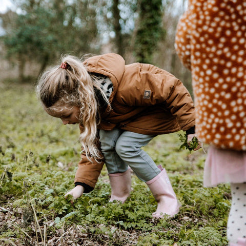 kinderen zoeken naar takjes voor vogelnest natuuractiviteit Spriet late winterbox