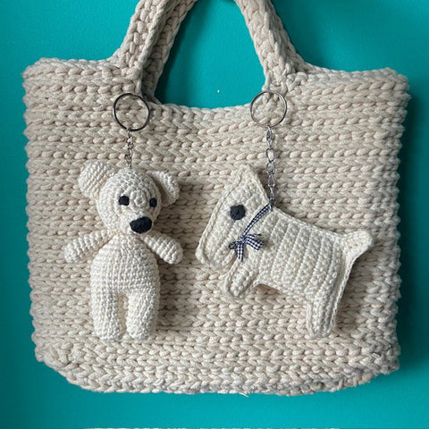 Luna-Leena beer sleutelhanger, tas hanger - gebroken wit - bio katoen - hand gehaakt in Nepal