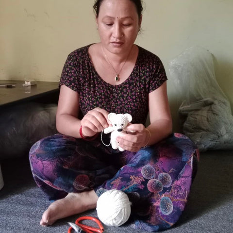 Luna-Leena beer sleutelhanger, tas hanger - gebroken wit - bio katoen - hand gehaakt in Nepal