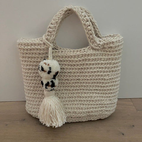 Luna-Leena pom pom leopard sleutelhanger, tas hanger - gebroken wit - wol - handgemaakt in Nepal