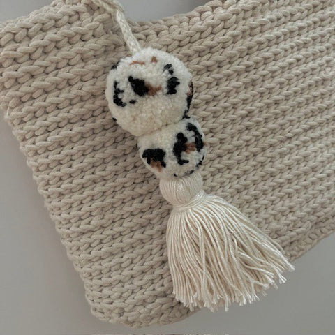 Luna-Leena pom pom leopard sleutelhanger, tas hanger - gebroken wit - wol - handgemaakt in Nepal