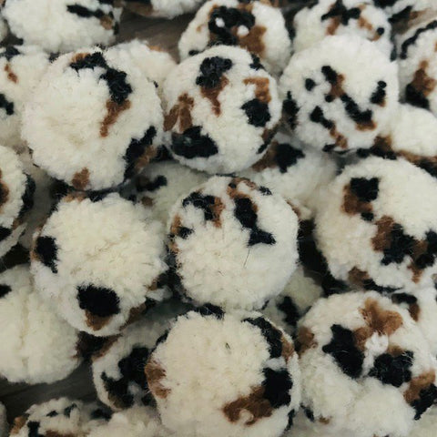 Luna-Leena pom pom leopard sleutelhanger, tas hanger - gebroken wit - wol - handgemaakt in Nepal