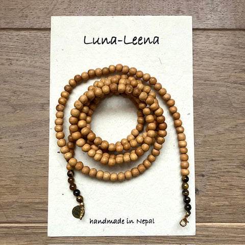Luna-Leena telefoonkoord kralen hout + tijger ogen - bruin - L140cm - handgemaakt in Nepal