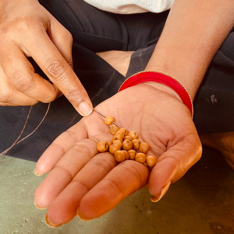 Luna-Leena telefoonkoord kralen hout + tijger ogen - bruin - L140cm - handgemaakt in Nepal