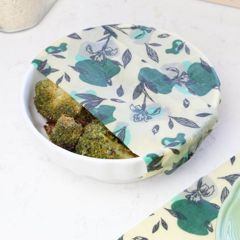 eco-friendly and sustainable vegan food wraps made with organic cotton covering a container with warm food