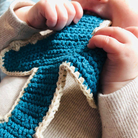 Luna-Leena vliegtuig knisperdoekje - blauw- biologisch katoen - hand gehaakt in Nepal