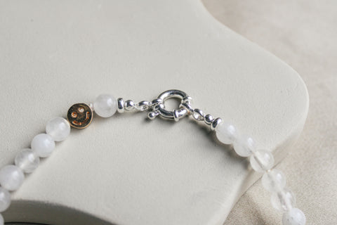 Witte jade edelsteen ketting met zilveren sluiting
